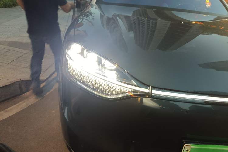 Used Hima AITO M9 2024 All-Electric Max Version 100 kWh 6-Seater Right Front Headlight