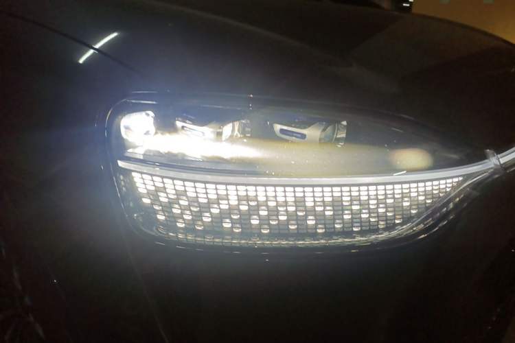Used Hima AITO M9 2024 All-Electric Ultra Version 100 kWh 5-Seater Model Right Front Headlight
