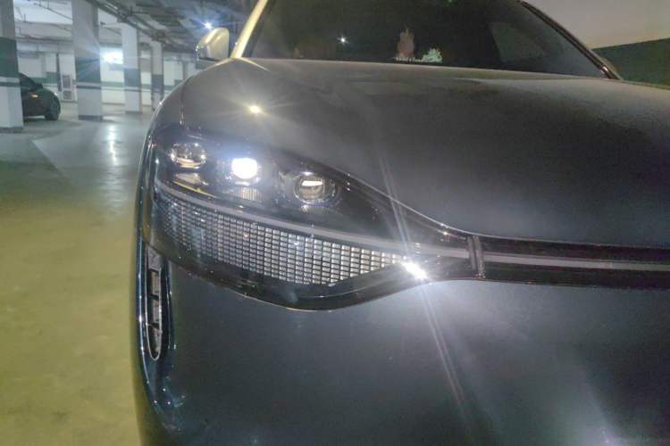 Used Hima AITO M9 2024 Range-Extended Ultra Version 52 kWh 6-Seater Model Right Front Headlight