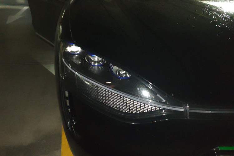 Used Hima AITO M9 2024 All-Electric Ultra Version 100 kWh 6-Seater Model Right Front Headlight