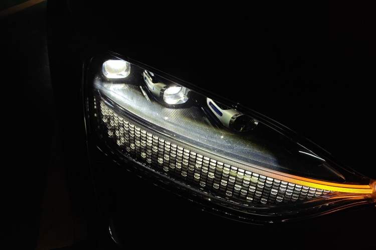 Used Hima AITO M9 2024 All-Electric Ultra Version 100 kWh 6-Seater Model Right Front Headlight