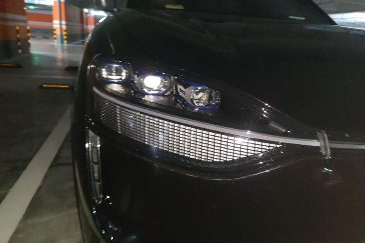 Used Hima AITO M9 2024 Range-Extended Ultra Version 42 kWh 6-Seater Model Right Front Headlight