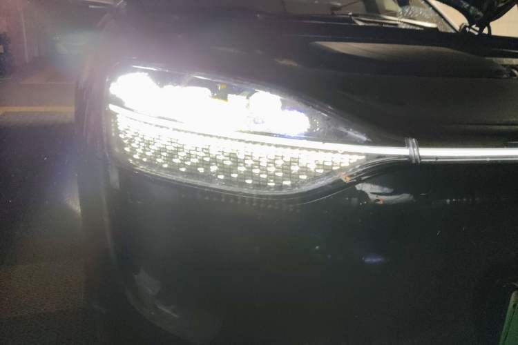 Used Hima AITO M9 2024 Range-Extended Max Edition 42 kWh 6-Seater Version Right Front Headlight