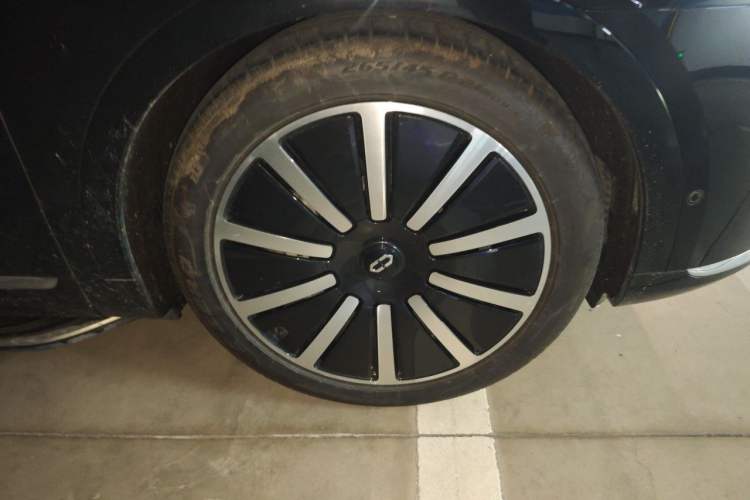 Used Hima AITO M9 2024 Range-Extended Ultra Version 42 kWh 6-Seater Model Right Front Wheel Hub