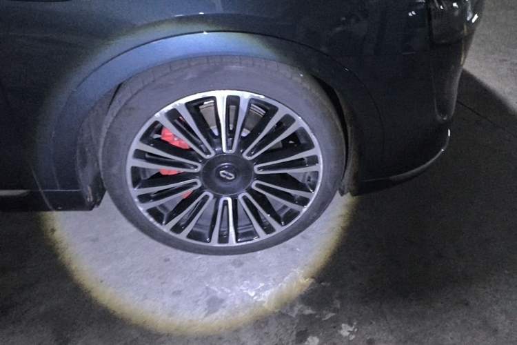 Used Hima AITO M9 2024 Range-Extended Ultra Version 52 kWh 6-Seater Model Right Front Wheel Hub