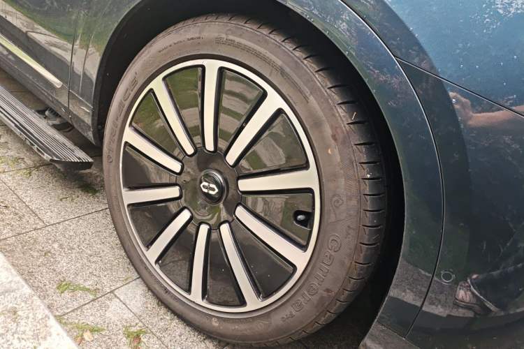 Used Hima AITO M9 2024 Range-Extended Ultra Version 52 kWh 6-Seater Model Right Front Wheel Hub