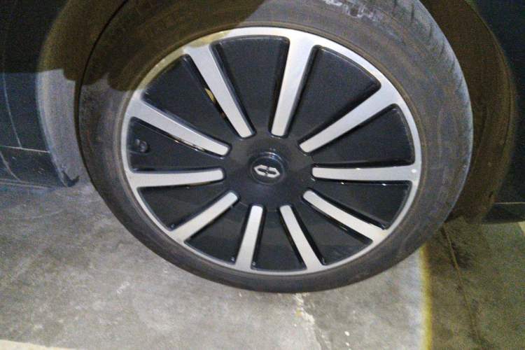 Used Hima AITO M9 2024 Range-Extended Ultra Version 42 kWh 6-Seater Model Right Front Wheel Hub