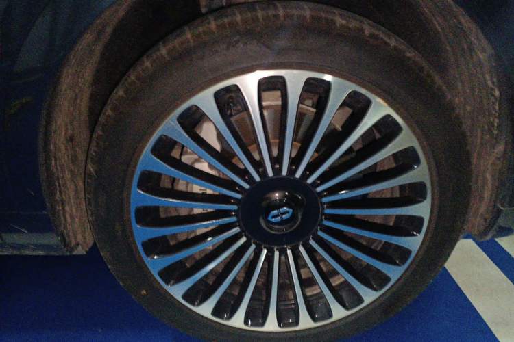 Used Hima AITO M9 2024 All-Electric Ultra Version 100 kWh 5-Seater Model Right Front Wheel Hub