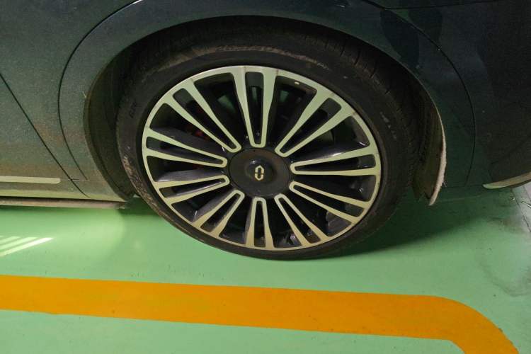 Used Hima AITO M9 2024 Range-Extended Ultra Version 42 kWh 6-Seater Model Right Front Wheel Hub