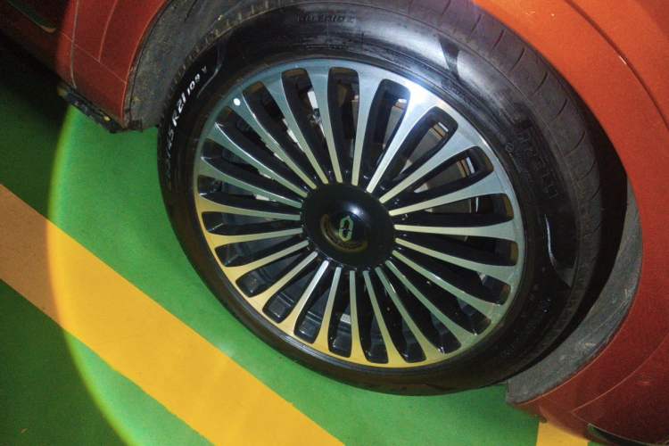 Used Hima AITO M9 2024 Range-Extended Ultra Version 52 kWh 6-Seater Model Right Front Wheel Hub
