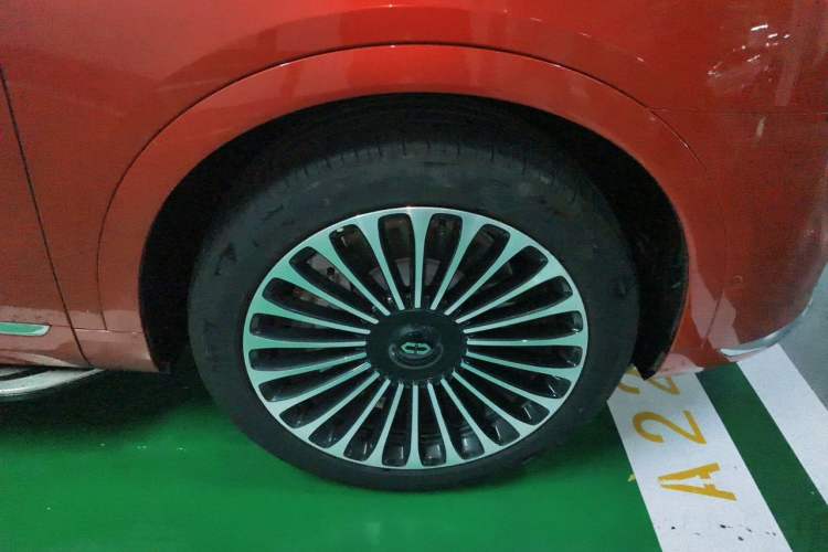Used Hima AITO M9 2024 Range-Extended Max Edition 42 kWh 6-Seater Version Right Front Wheel Hub