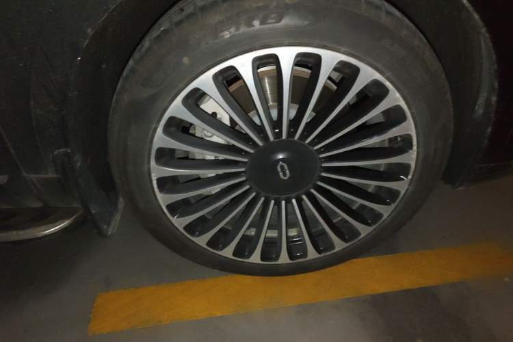 Used Hima AITO M9 2024 All-Electric Ultra Version 100 kWh 6-Seater Model Right Front Wheel Hub