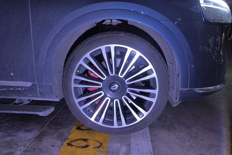 Used Hima AITO M9 2024 Range-Extended Ultra Version 42 kWh 6-Seater Model Right Front Wheel Hub