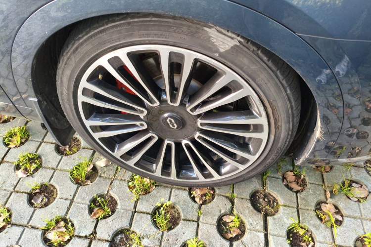 Used Hima AITO M9 2024 Range-Extended Ultra Version 52 kWh 6-Seater Model Right Front Wheel Hub