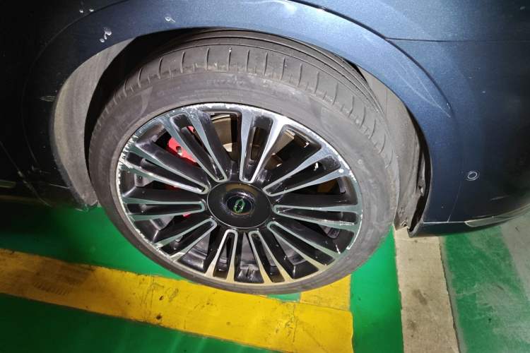 Used Hima AITO M9 2024 All-Electric Ultra Version 100 kWh 6-Seater Model Right Front Wheel Hub