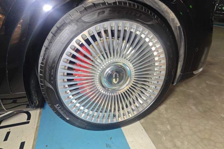 Used Hima AITO M9 2024 Range-Extended Ultra Version 52 kWh 6-Seater Model Right Front Wheel Hub
