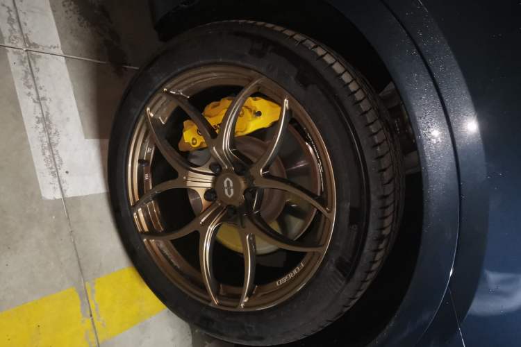 Used Hima AITO M9 2024 Range-Extended Max Edition 42 kWh 6-Seater Version Right Front Wheel Hub