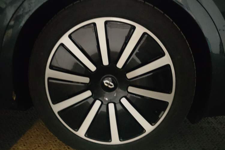 Used Hima AITO M9 2024 Range-Extended Max Edition 42 kWh 6-Seater Version Right Front Wheel Hub