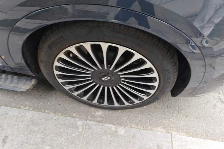 Used Hima AITO M9 2024 Range-Extended Ultra Version 42 kWh 6-Seater Model Right Front Wheel Hub