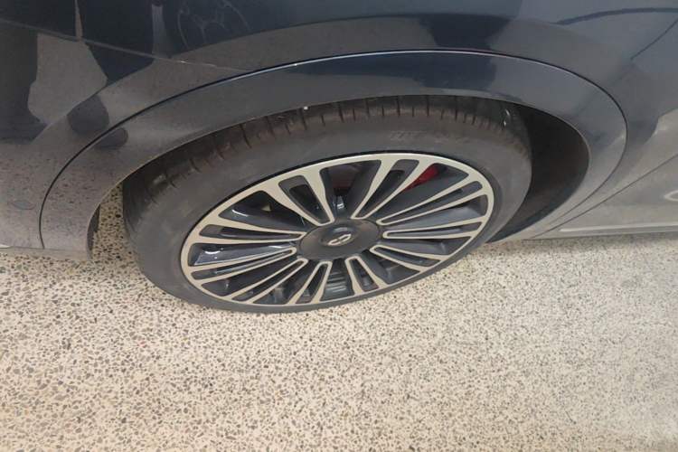 Used Hima AITO M9 2024 Range-Extended Ultra Version 42 kWh 6-Seater Model Left Front Wheel Hub
