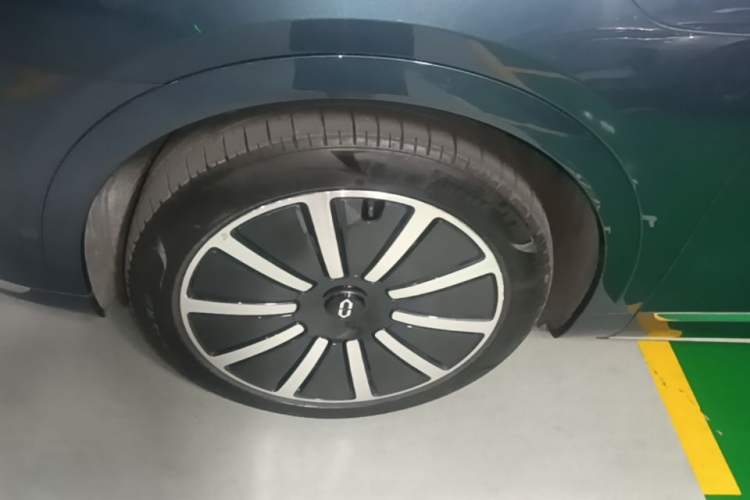 Used Hima AITO M9 2024 Range-Extended Max Edition 42 kWh 6-Seater Version Left Front Wheel Hub