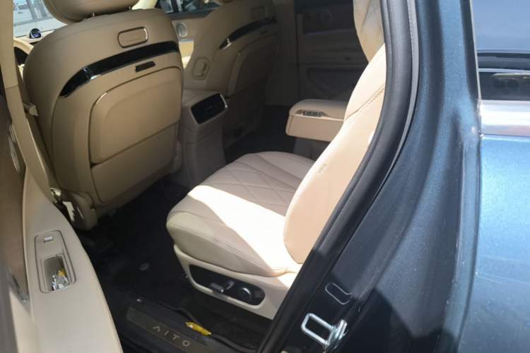 Used Hima AITO M9 2024 Range-Extended Ultra Version 42 kWh 6-Seater Model Left Rear Seat