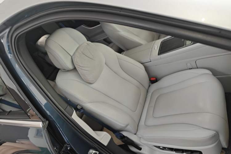 Used Hima AITO M9 2024 Range-Extended Ultra Version 42 kWh 6-Seater Model Right Front Seat