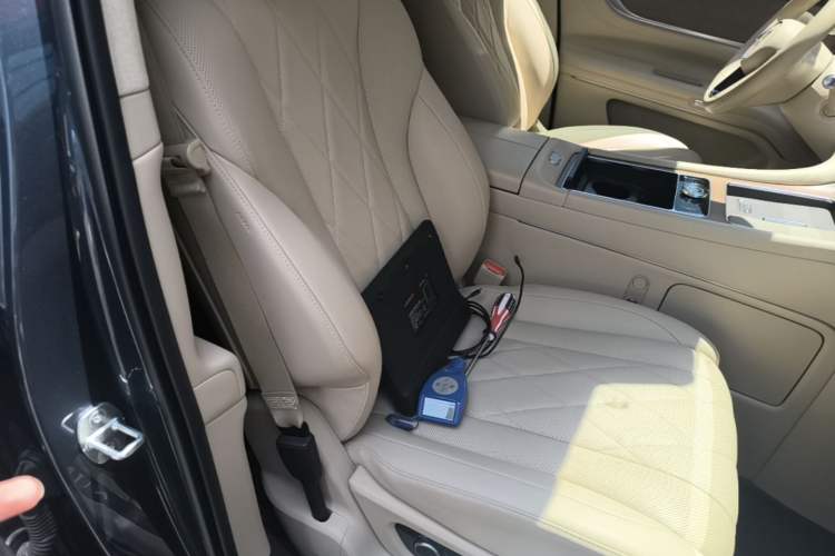 Used Hima AITO M9 2024 Range-Extended Ultra Version 42 kWh 6-Seater Model Right Front Seat