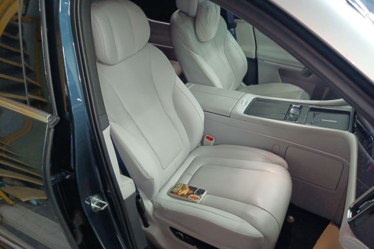 Used Hima AITO M9 2024 Range-Extended Ultra Version 42 kWh 6-Seater Model Right Front Seat