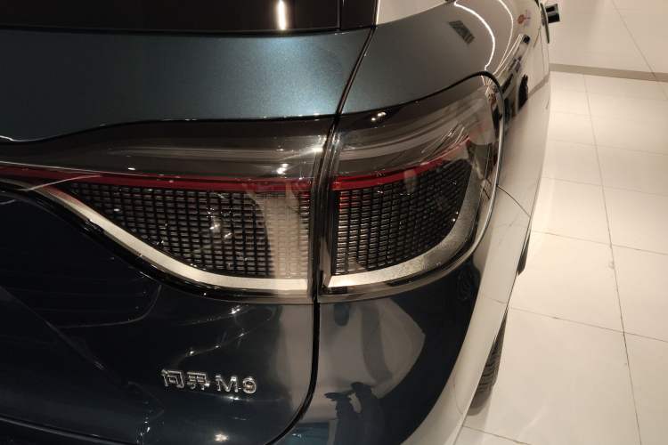 Used Hima AITO M9 2024 Range-Extended Ultra Version 42 kWh 6-Seater Model Right Rear Taillight