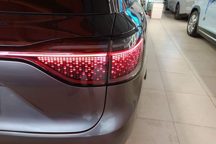 Used Hima AITO M9 2024 Range-Extended Ultra Version 42 kWh 6-Seater Model Right Rear Taillight