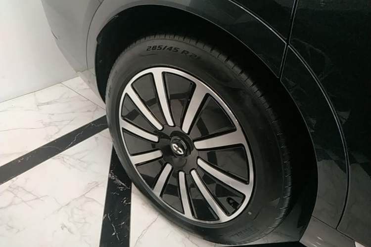 Used Hima AITO M9 2024 Range-Extended Max Edition 42 kWh 6-Seater Version Right Rear Wheel Hub