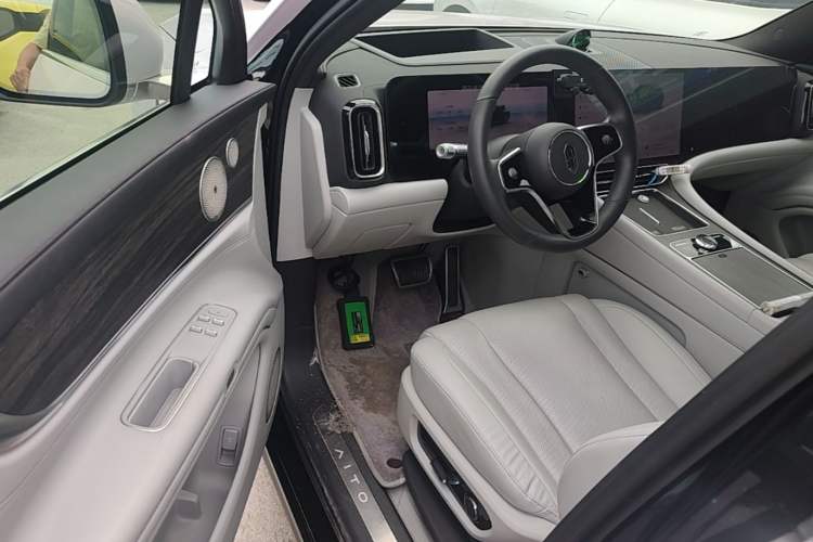Used Hima AITO M9 2024 All-Electric Ultra Version 100 kWh 6-Seater Model Driver Seat