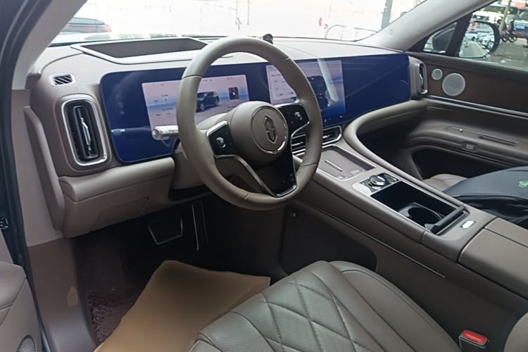 Used Hima AITO M9 2024 All-Electric Ultra Version 100 kWh 5-Seater Model Center Console