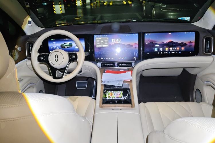 Used Hima AITO M9 2024 All-Electric Ultra Version 100 kWh 6-Seater Model Center Console