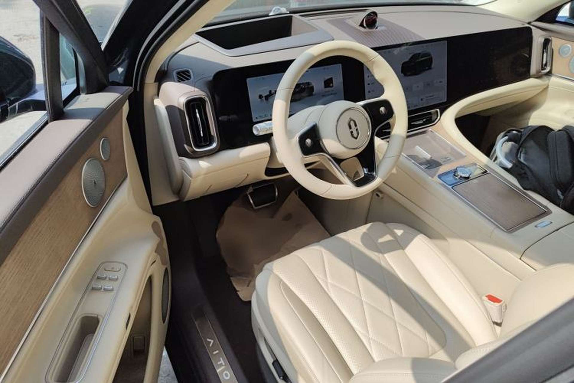 Used Hima AITO M9 2024 Range-Extended Ultra Version 42 kWh 6-Seater Model Driver Seat