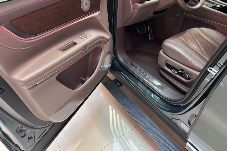 Used Hima AITO M9 2024 Range-Extended Ultra Version 52 kWh 5-Seater Model Interior 4
