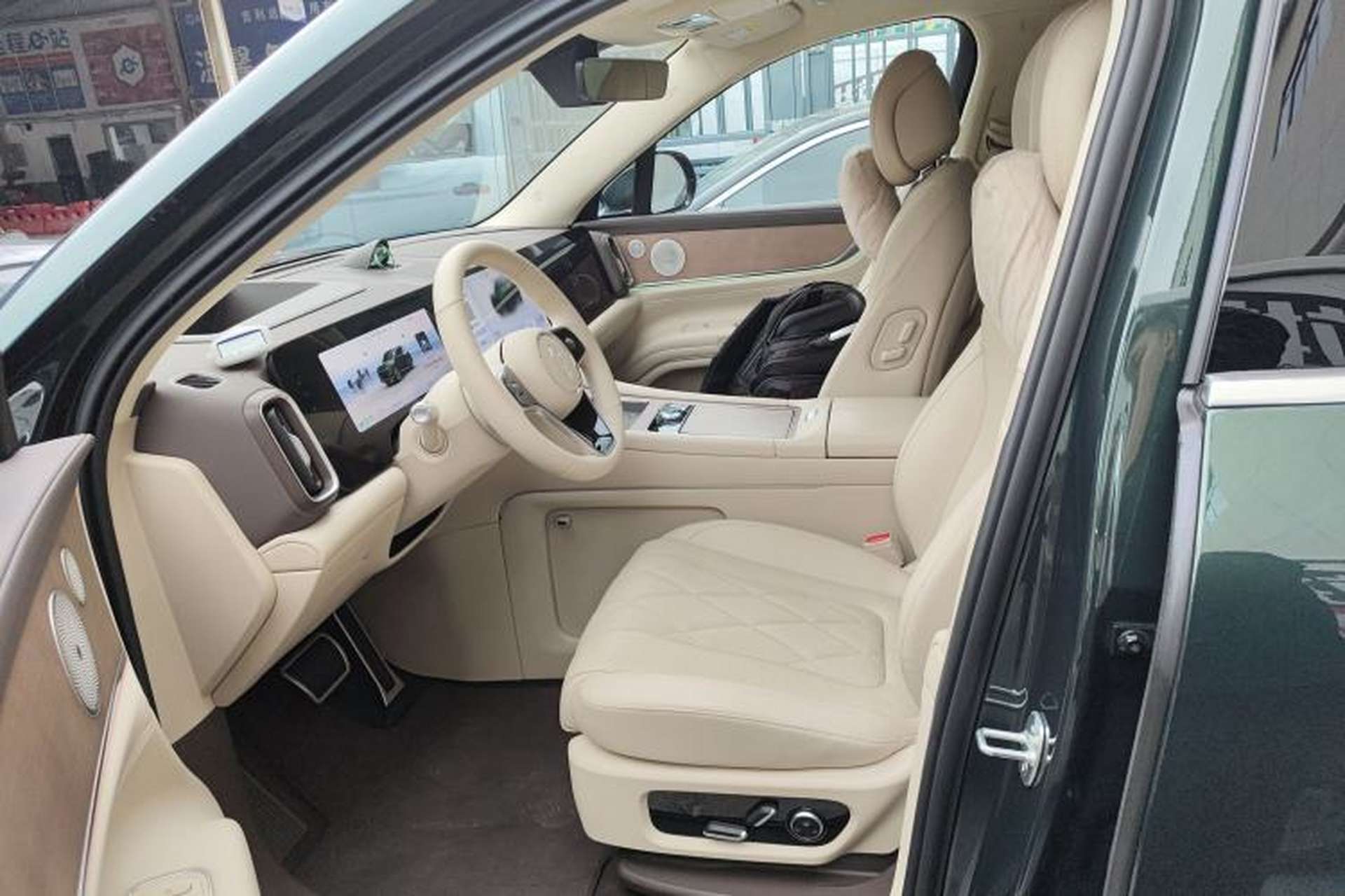 Used Hima AITO M9 2024 Range-Extended Ultra Version 42 kWh 6-Seater Model Left Front Seat