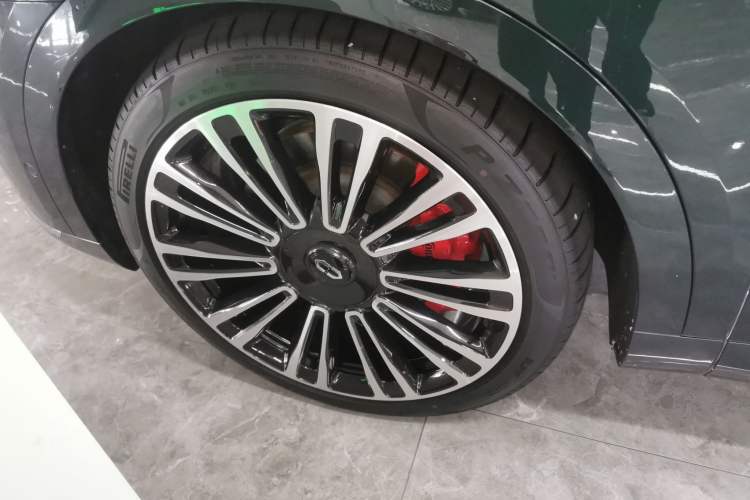 Used Hima AITO M9 2024 Range-Extended Ultra Version 42 kWh 6-Seater Model Left Front Wheel Hub