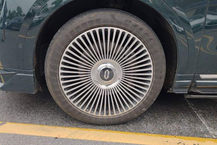 Used Hima AITO M9 2024 Range-Extended Ultra Version 42 kWh 6-Seater Model Left Front Wheel Hub