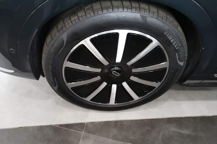 Used Hima AITO M9 2024 Range-Extended Max Edition 42 kWh 5-Seater Version Left Front Wheel Hub