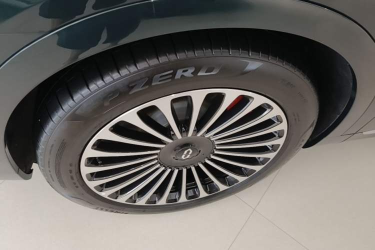 Used Hima AITO M9 2024 All-Electric Ultra Version 100 kWh 6-Seater Model Left Front Wheel Hub