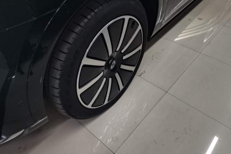 Used Hima AITO M9 2024 Range-Extended Ultra Version 52 kWh 5-Seater Model Left Front Wheel Hub