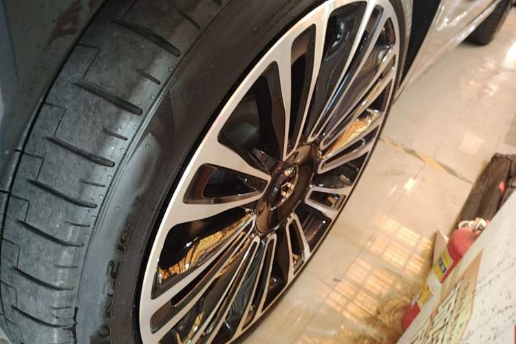 Used Hima AITO M9 2024 Range-Extended Max Edition 42 kWh 6-Seater Version Left Front Wheel Hub