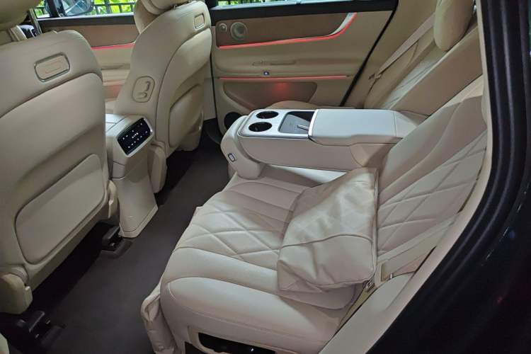 Used Hima AITO M9 2024 Range-Extended Max Edition 42 kWh 5-Seater Version Left Rear Seat