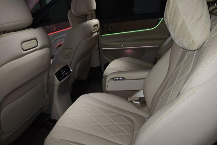Used Hima AITO M9 2024 Range-Extended Ultra Version 42 kWh 6-Seater Model Left Rear Seat