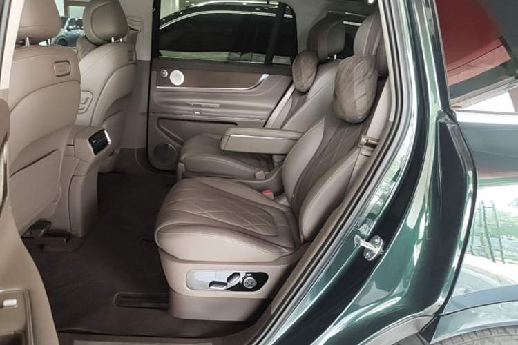 Used Hima AITO M9 2024 Range-Extended Ultra Version 52 kWh 6-Seater Model Left Rear Seat
