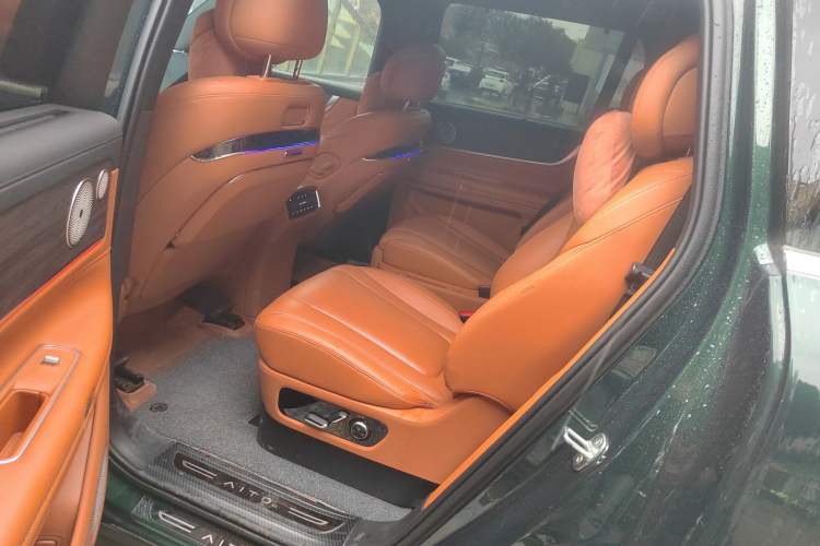 Used Hima AITO M9 2024 Range-Extended Ultra Version 52 kWh 6-Seater Model Left Rear Seat