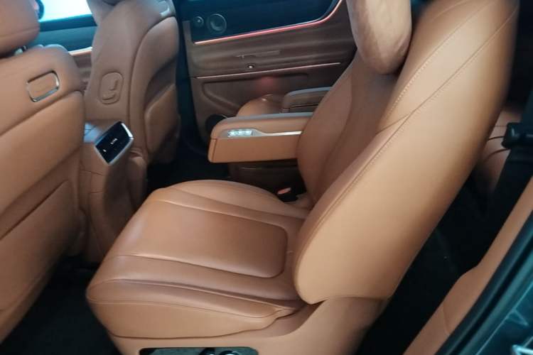 Used Hima AITO M9 2024 All-Electric Ultra Version 100 kWh 6-Seater Model Left Rear Seat