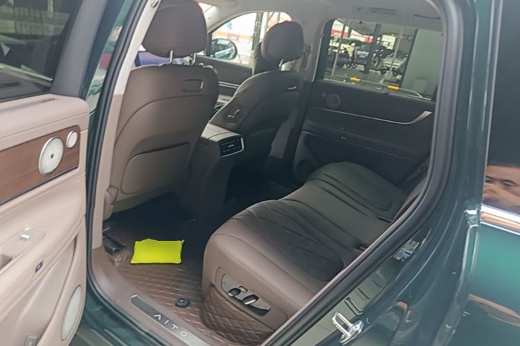 Used Hima AITO M9 2024 All-Electric Ultra Version 100 kWh 5-Seater Model Left Rear Seat